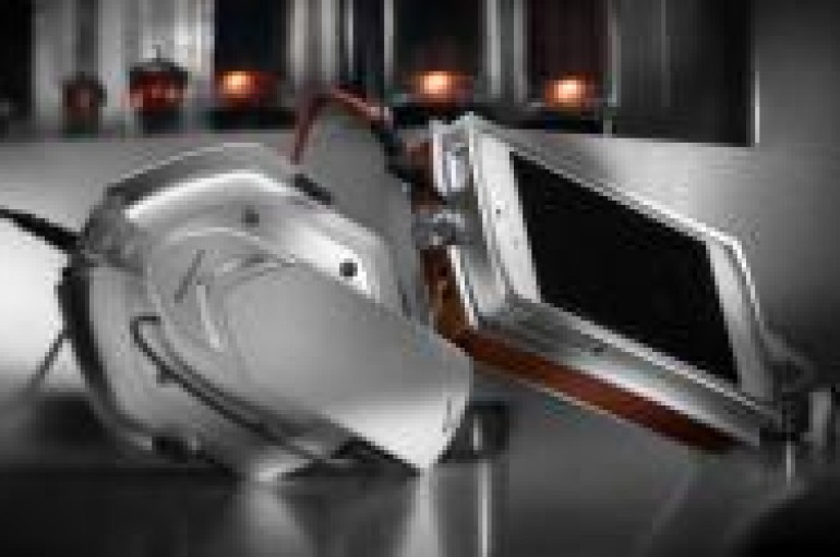 V-MODA Invents VAMP VERZA & METALLO – World’s First Hi-Fi Amplifier, DAC, Battery & Docking Metal Case